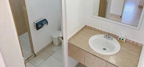 Departamento, patio, vista al jardín | Baño