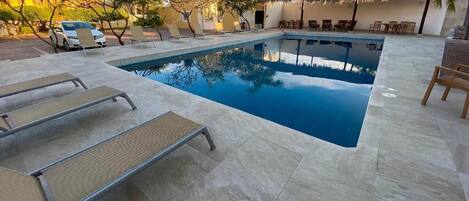 Una piscina al aire libre