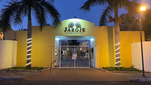 A gated entrance to a building with a sign that reads 'JAROJE CONDOMINIOS'. - Hotel y Condominios Jaroje (Crucecita)