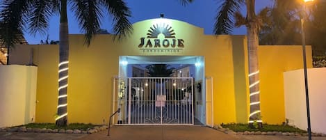 A gated entrance to a building with a sign that reads 'JAROJE CONDOMINIOS'.