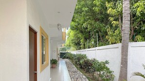 Standard Double Room, 1 Bedroom, Accessible, Refrigerator & Microwave (Habitación Doble) | Terrace/patio - Hotel y Condominios Jaroje (Crucecita)