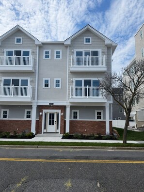 Exterior - 3-bedroom condo in the heart of Wildwood with Roof Deck! (Wildwood)