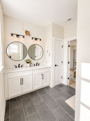 Bathroom - 3-bedroom condo in the heart of Wildwood with Roof Deck! (Wildwood)