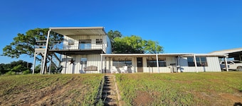 Private Lakefront Retreat - Fishing, Game Room, Fire Pit - Lake Colorado City TX