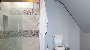 A bathroom with a glass-enclosed shower, a toilet, and a trash can. - Spacious 5-bedroom house in Chicago with AC Near Obama Center & UChicago (Chicago)