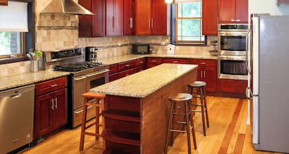Spacious 5-bedroom house in Chicago with AC Near Obama Center & UChicago