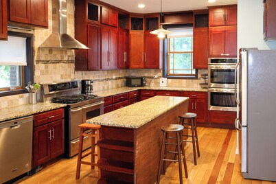 Spacious 5-bedroom house in Chicago with AC Near Obama Center & UChicago