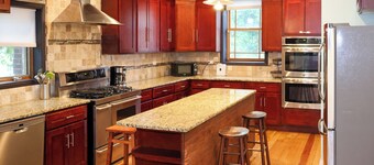 Spacious 5-bedroom house in Chicago with AC Near Obama Center & UChicago