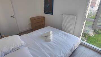 Tabla de planchar con plancha, wifi, ropa de cama