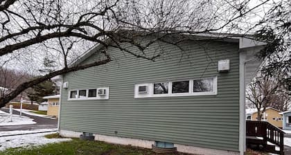 Cozy 1-bedroom hotel room, Hamilton - 316 Chenango