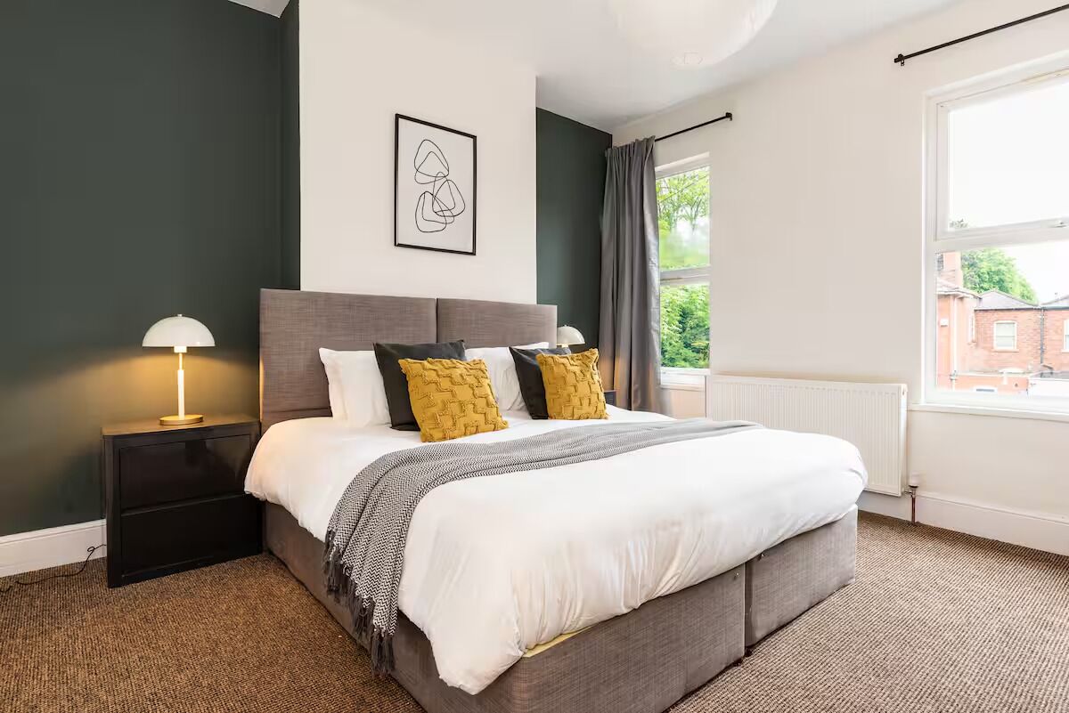 4 bedrooms, iron/ironing board, WiFi (free), bed sheets