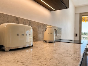 Wasserkocher mit Kaffee-/Teezubehör, Kühlschrank, Toaster