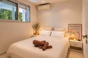 Iron/ironing board, WiFi, bed sheets - 3-Bedroom Apartment with Panoramic Ocean View · 100 m² Terrace · Marina (Villeneuve-Loubet)