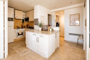 Coffee/tea maker, fridge, oven, stovetop - 3-Bedroom Apartment with Panoramic Ocean View · 100 m² Terrace · Marina (Villeneuve-Loubet)