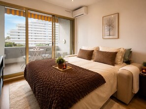 Iron/ironing board, WiFi, bed sheets - Ocean and Marina View · Terrace · Sleeps 4 · Riviera (Villeneuve-Loubet)