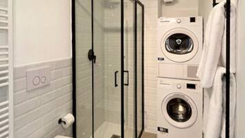 Doccia, bidet, asciugamani, shampoo
