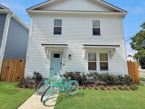 Exterior - The Campbell House~ Hot Tub ~ Downtown ~ Coastal Retreat w/ Bikes (Wilmington)