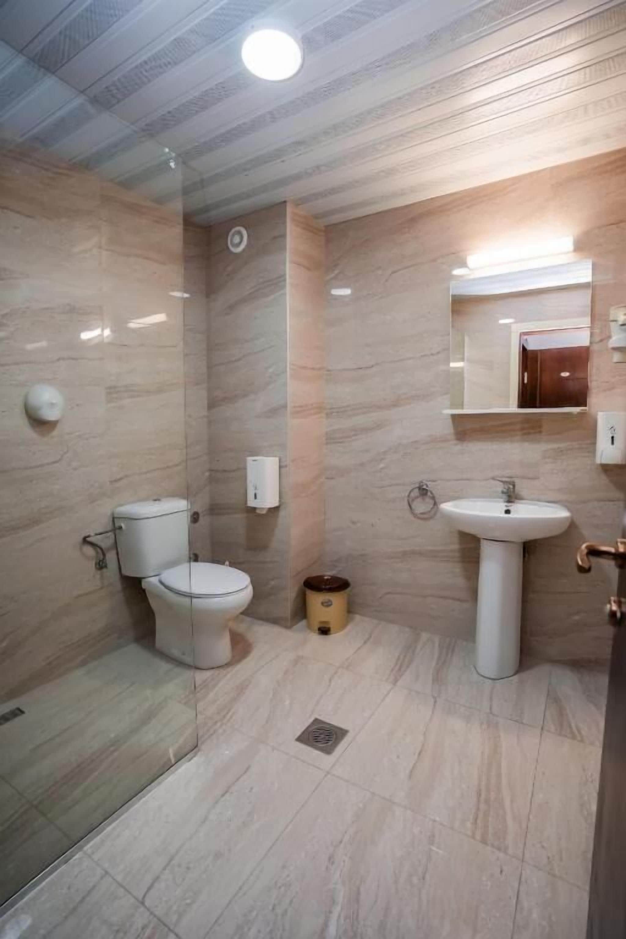 Apartment, Balkon, Seeblick | Badezimmer