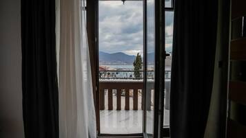 Apartment, Balcony, Lake View | Interior