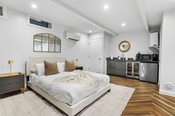 Iron/ironing board, travel cot, WiFi, bed sheets - Sojourn Sleek Georgetown Studio with Patio (Washington)