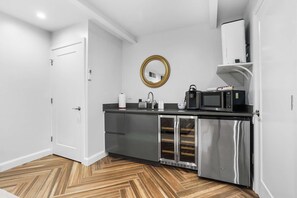 Coffee/tea maker, fridge, microwave, oven - Sojourn Sleek Georgetown Studio with Patio (Washington)