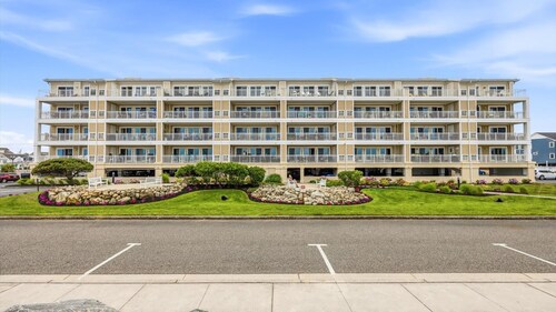 WATER VIEWS 3bd 2ba Condo w Pool