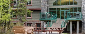 Terrace/patio - Cozy 1-bedroom condo in gorgeous Canmore with Indoor/Outdoor Pool and Spa (Canmore)
