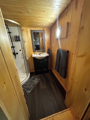 Bathroom - Escape to Temperance Cabin – Hot Tub & Peaceful Woodland Retreat (Athens)