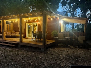 Outdoor dining - Escape to Temperance Cabin – Hot Tub & Peaceful Woodland Retreat (Athens)