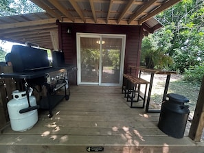Outdoor dining - Escape to Temperance Cabin – Hot Tub & Peaceful Woodland Retreat (Athens)