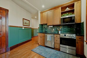 Private kitchen - Victorian Antique & Elegance Suite With 2 King Beds (Philadelphia)