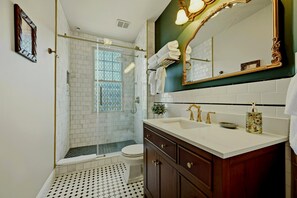 Bathroom - Victorian Antique & Elegance Suite With 2 King Beds (Philadelphia)