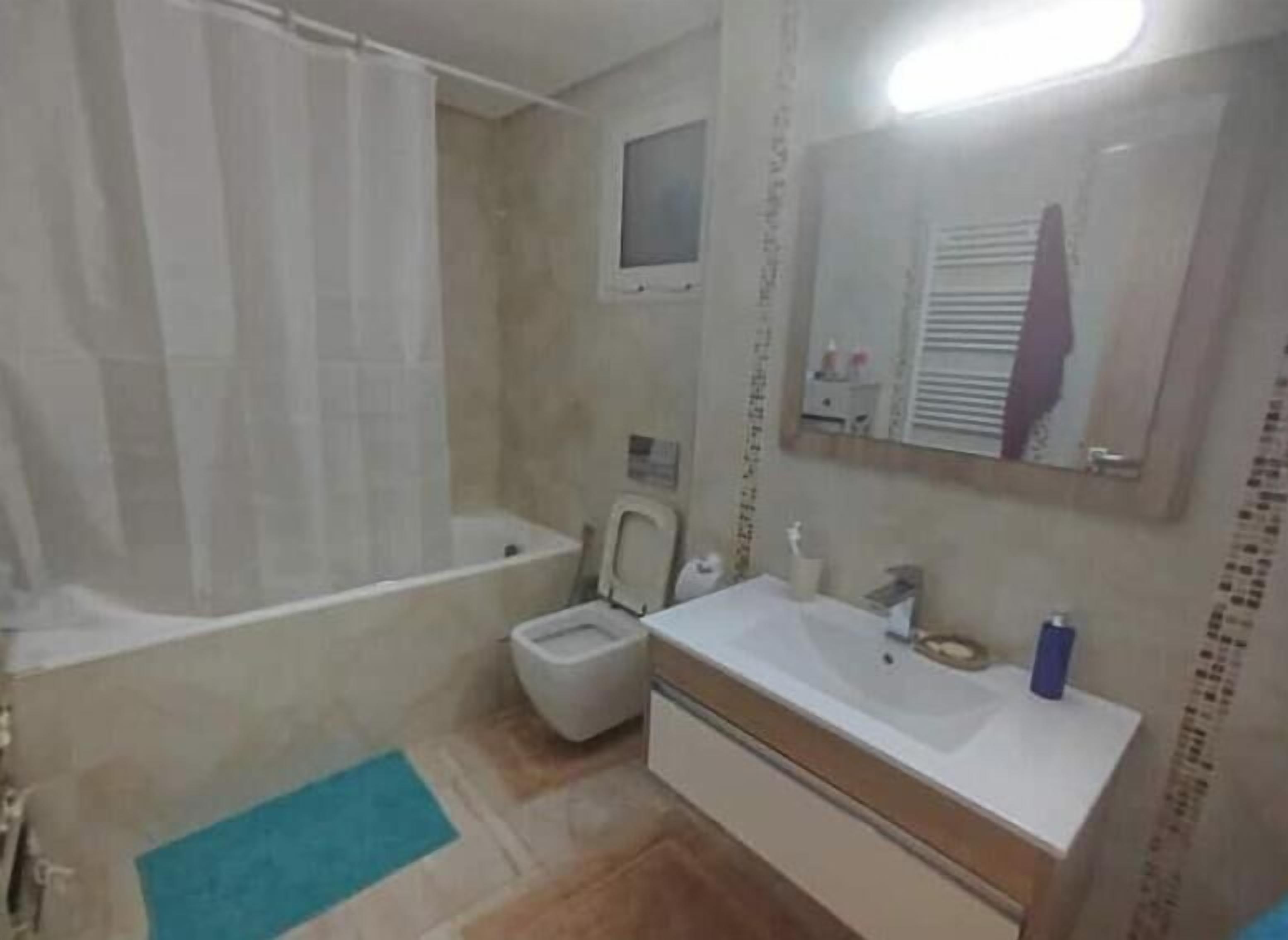 Haartrockner, Handtücher, Seife, Toilettenpapier