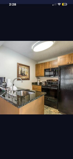 Private kitchen - Cozy 1-bedroom resort with AC in soothing Gatlinburg (Gatlinburg)
