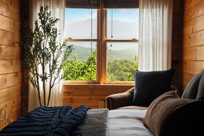 6 bedrooms, iron/ironing board, travel cot, WiFi - New! Sleeps 20, Mountain Views, Sauna, Game Room! (Gatlinburg)