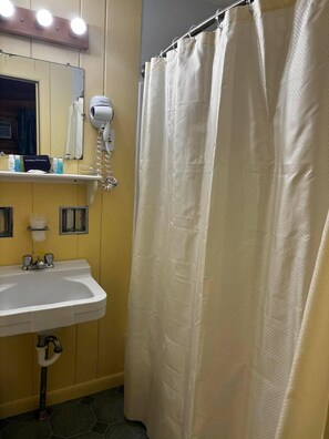 Bathroom - Cozy 1-bedroom hotel in serene Hamilton with AC (Hamilton)