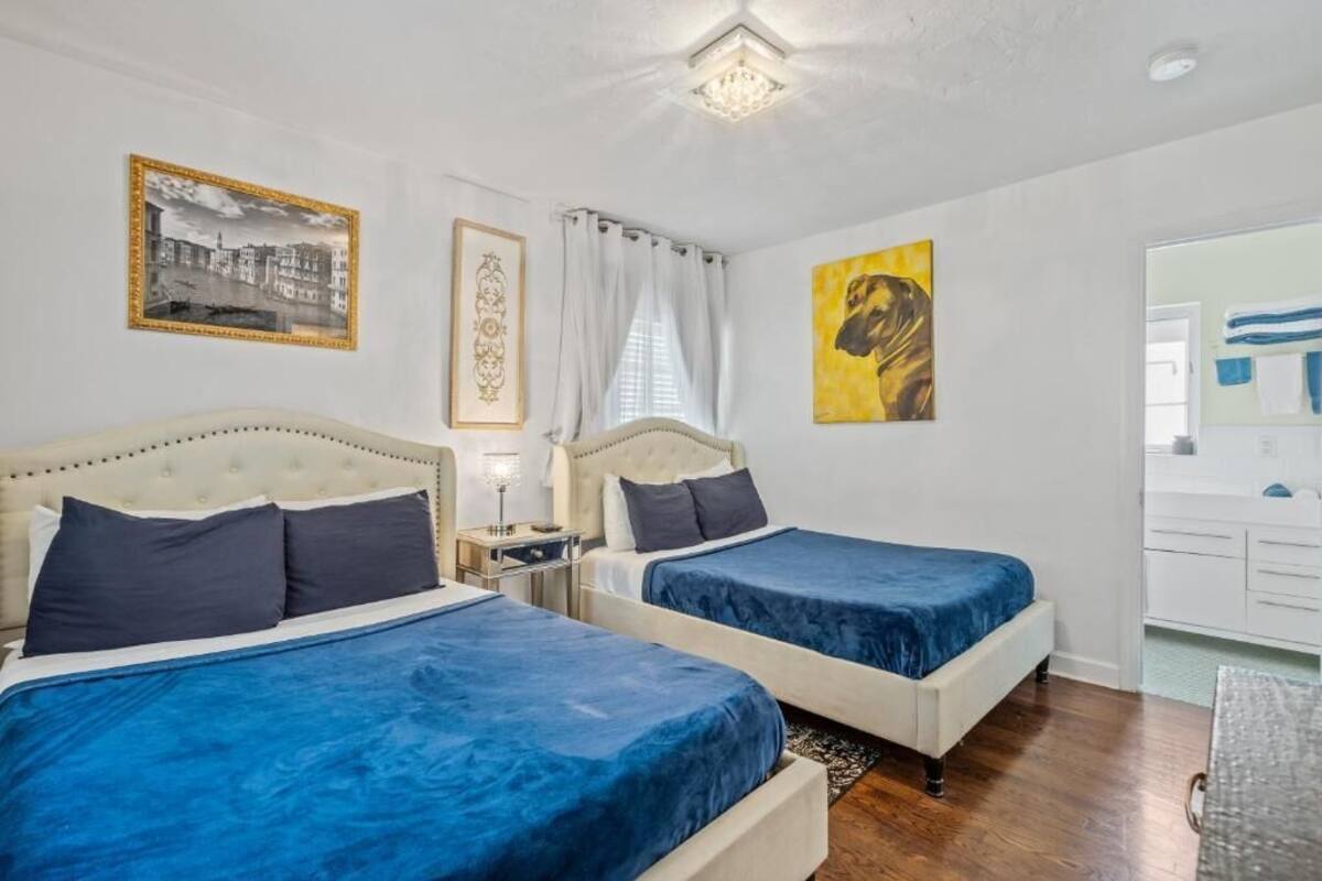 Habitación doble, 2 camas matrimoniales, patio, vista al patio | Tabla de planchar con plancha y wifi gratis