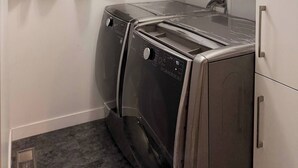 A laundry room with a washing machine, dryer, and cabinets. - Chris Manor (Saint-Augustin-de-Desmaures)