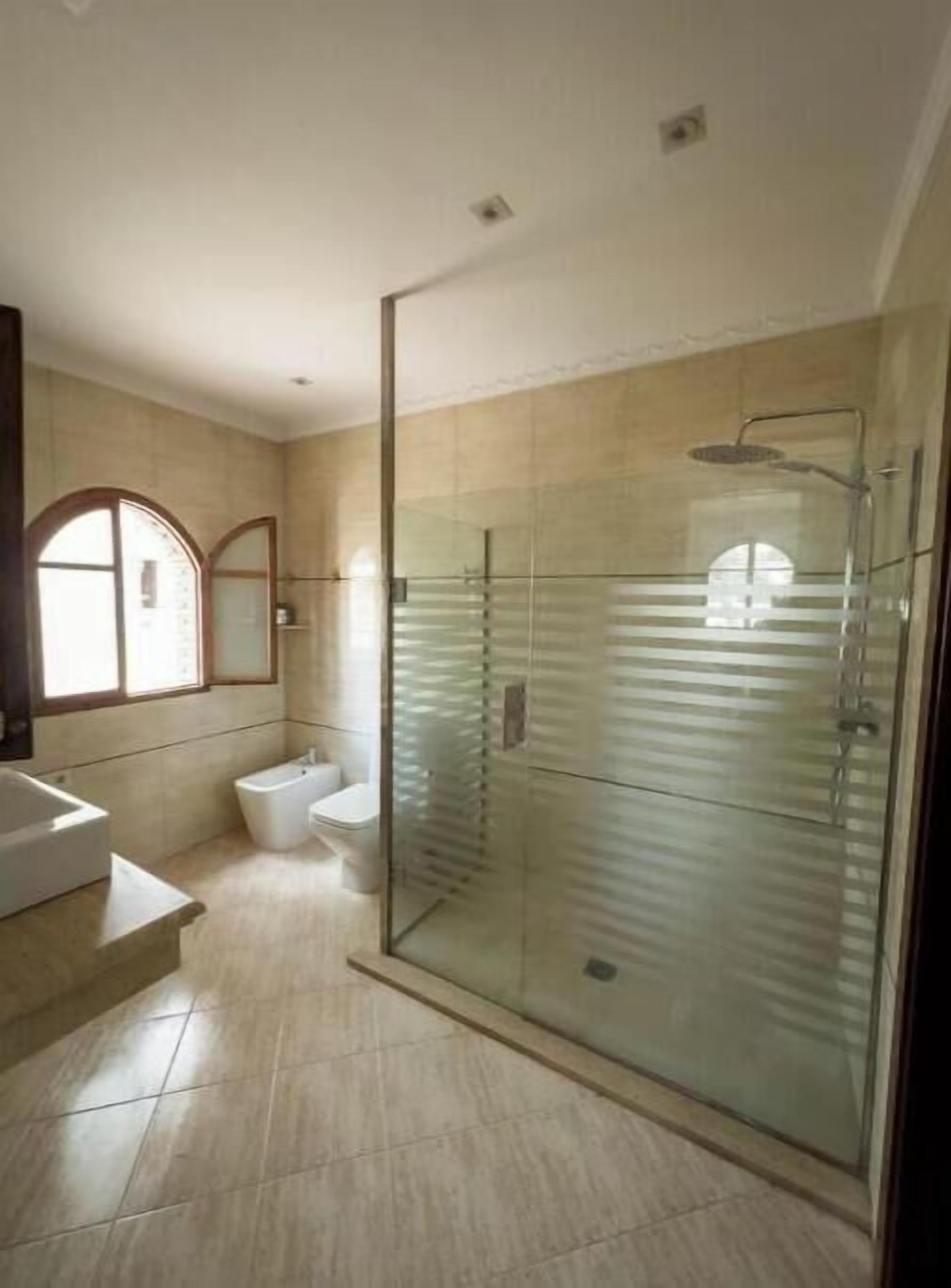 Douche, sèche-cheveux, serviettes fournies, savon
