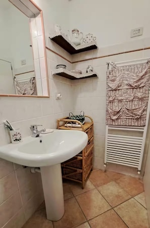 Shower, hair dryer, bidet, towels - La Casa della Bouganvillea - Short-Term Rentals in Italy (Torrazza)