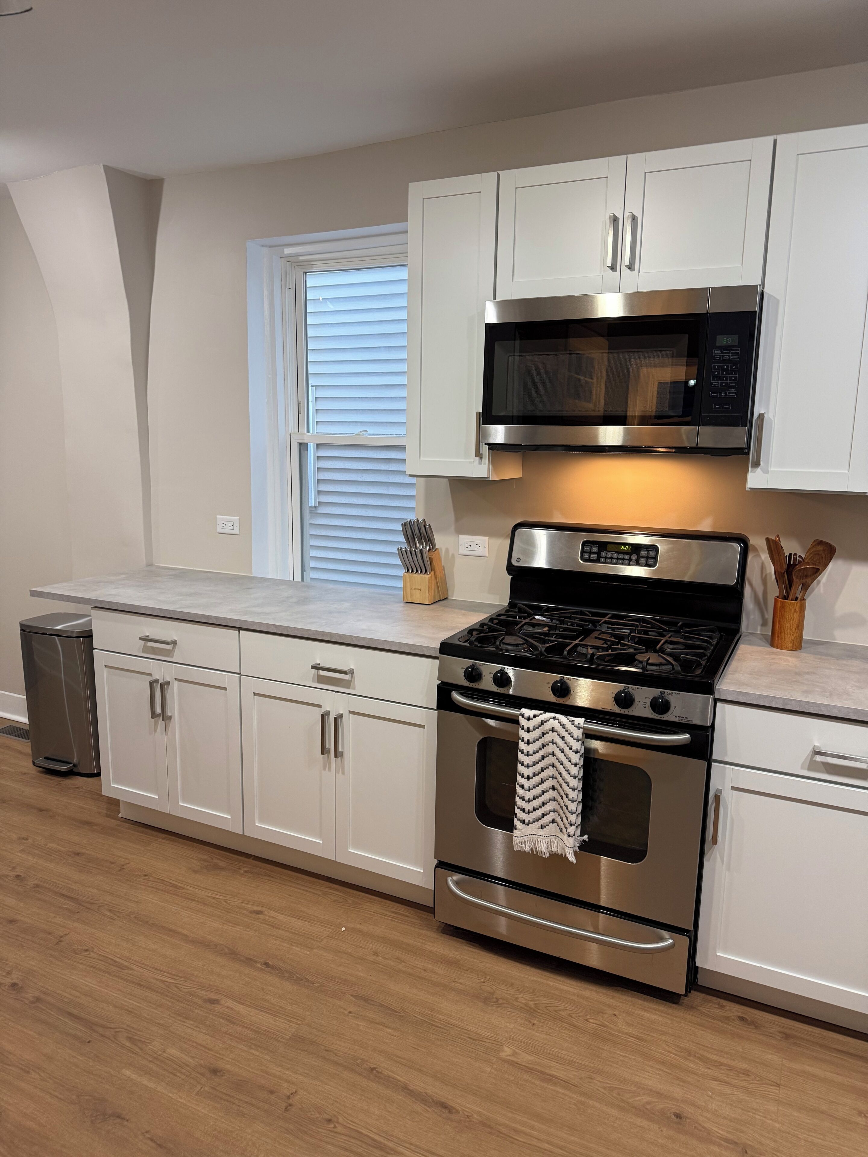 Coffee/tea maker, fridge, microwave, oven