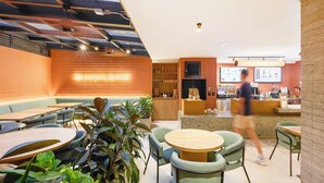 L’intérieur d ’un café moderne, avec des tables et des chaises, un comptoir et un présentoir pour le menu.