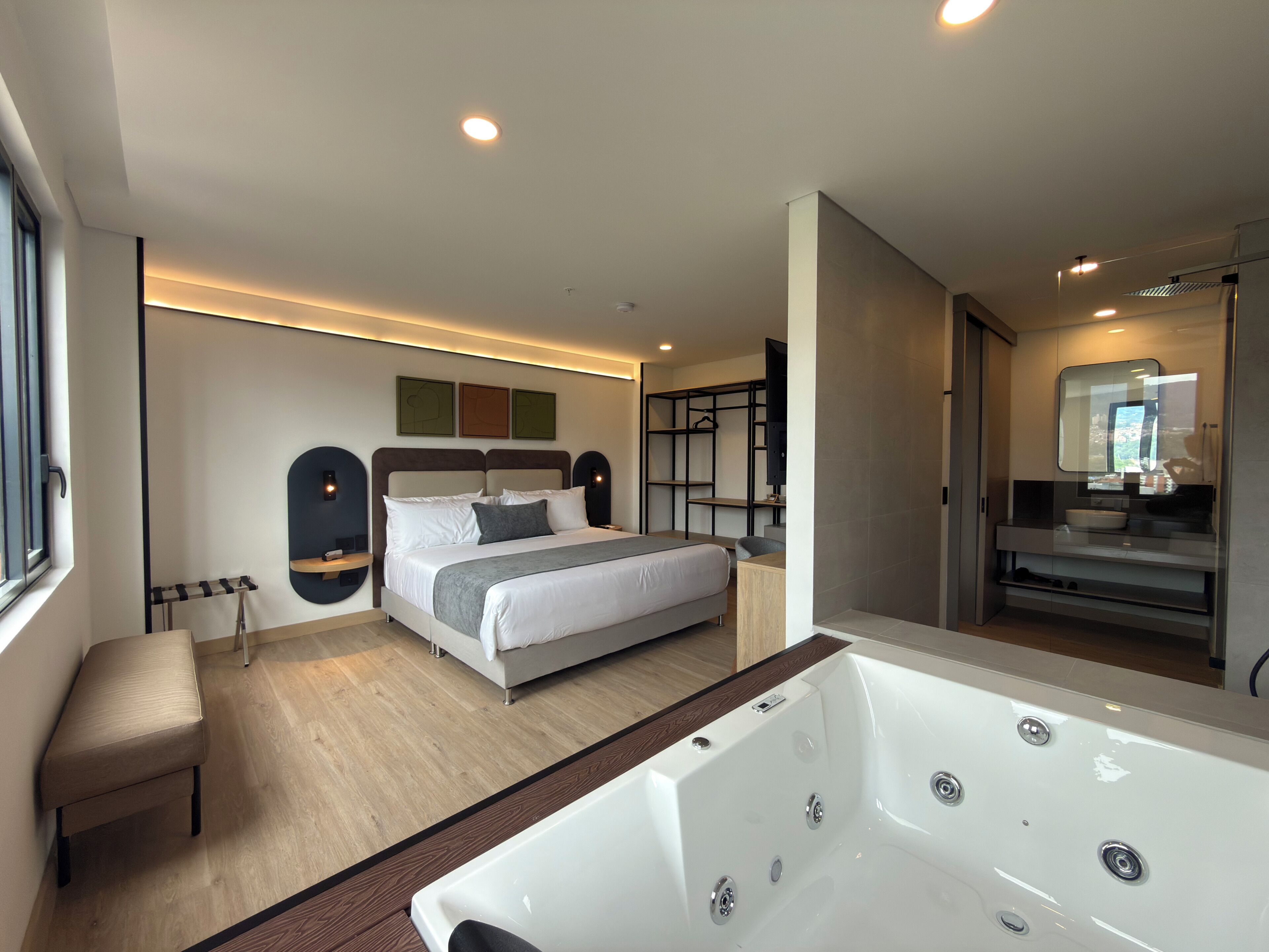Luxe suite | Een kluis op de kamer, een bureau, verduisterende gordijnen