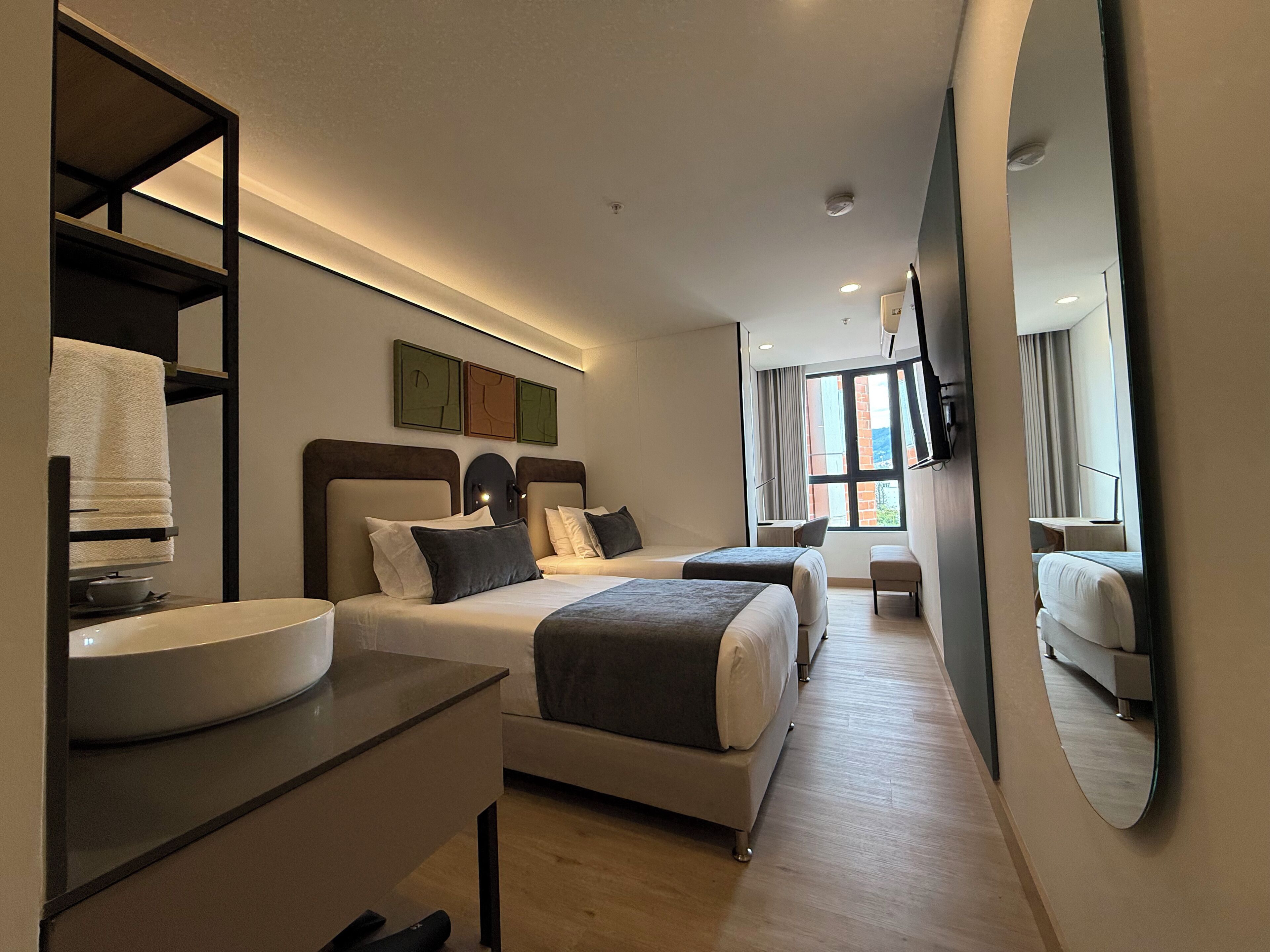 Business suite | Een kluis op de kamer, een bureau, verduisterende gordijnen
