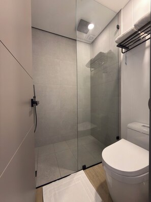 Phòng Suite Superior | Phòng tắm | Buồng tắm vòi sen, khăn tắm, xà phòng, dầu gội 