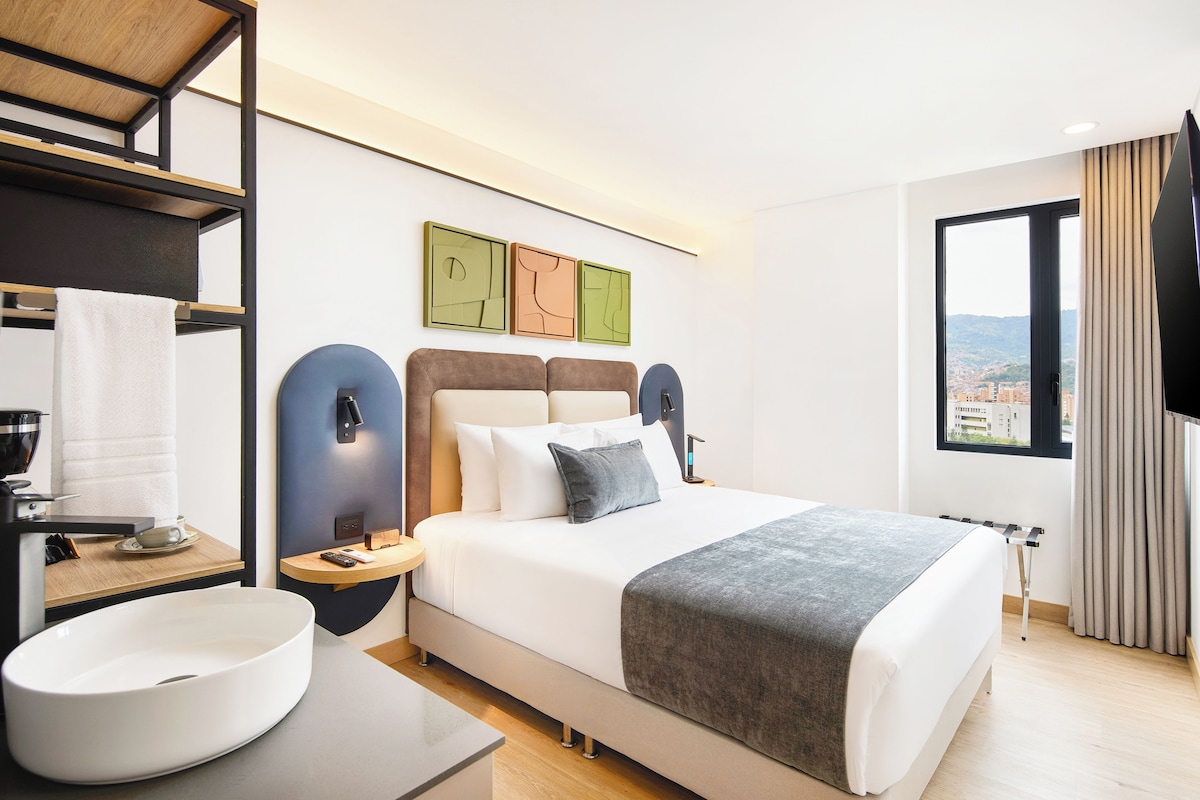 Standard Suite | Peti besi dalam bilik, meja, langsir/tirai gelap terus 