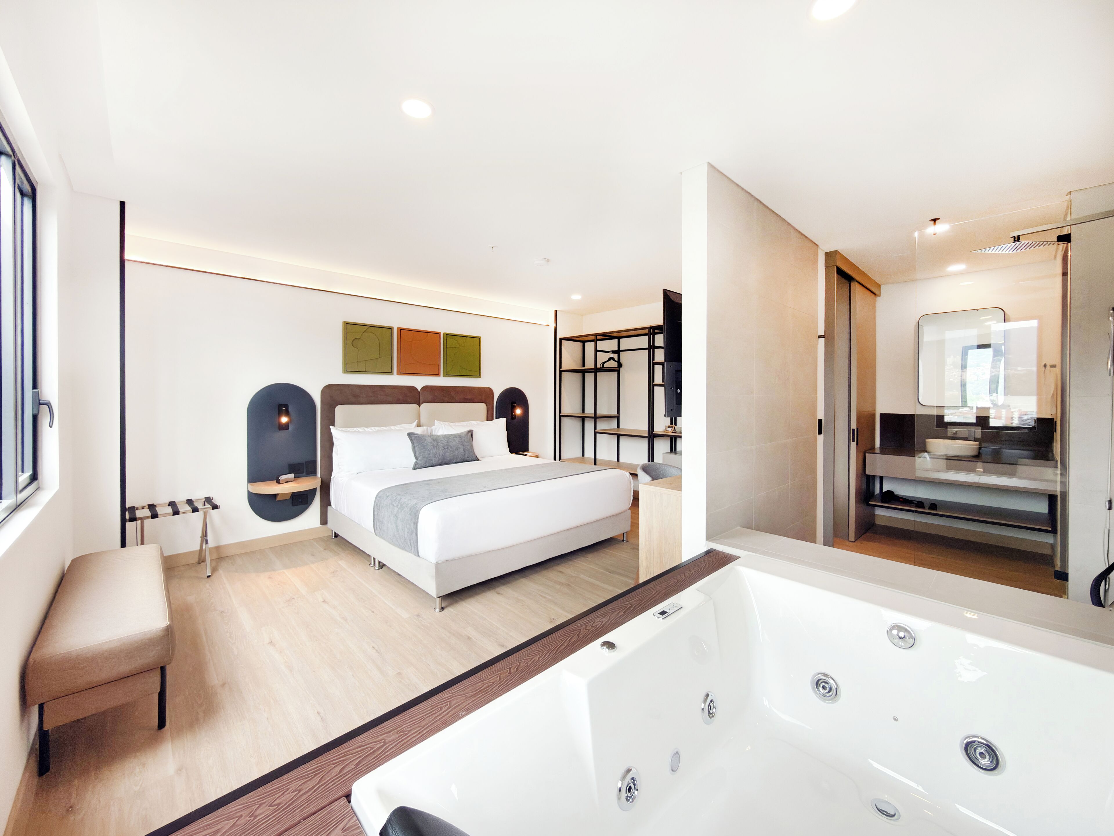 Suite de luxe | Caixa forta a l'habitació, escriptori i cortines opaques 