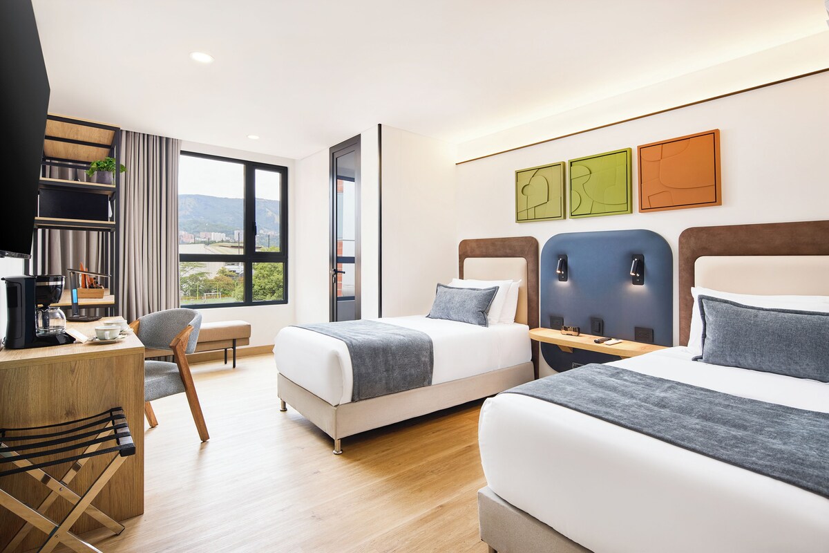 Business Suite | Peti besi dalam bilik, meja, langsir/tirai gelap terus 