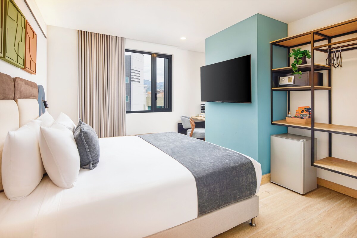Superior Suite | Peti besi dalam bilik, meja, langsir/tirai gelap terus 