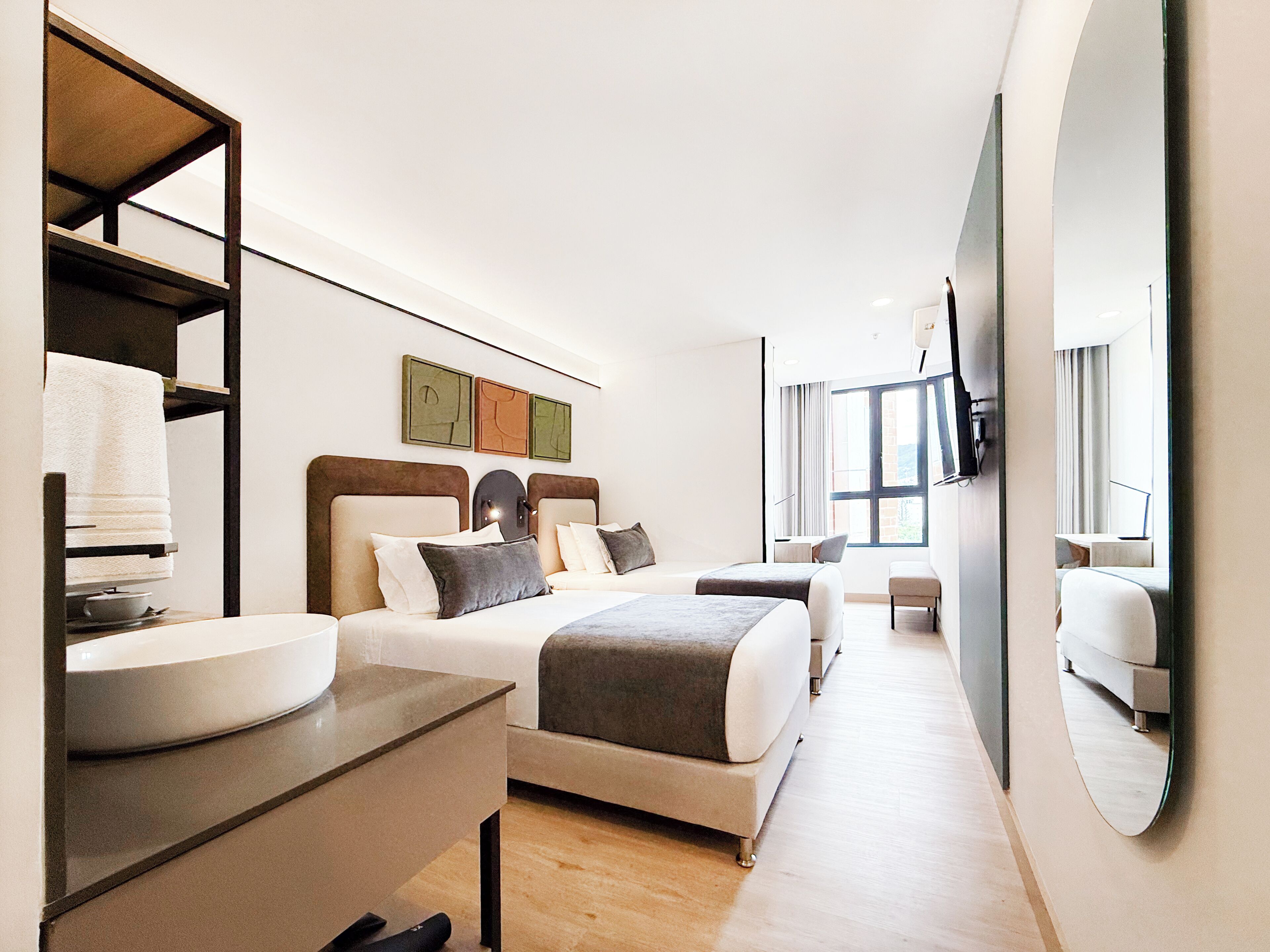 Suite empresarial | Caixa forta a l'habitació, escriptori i cortines opaques 